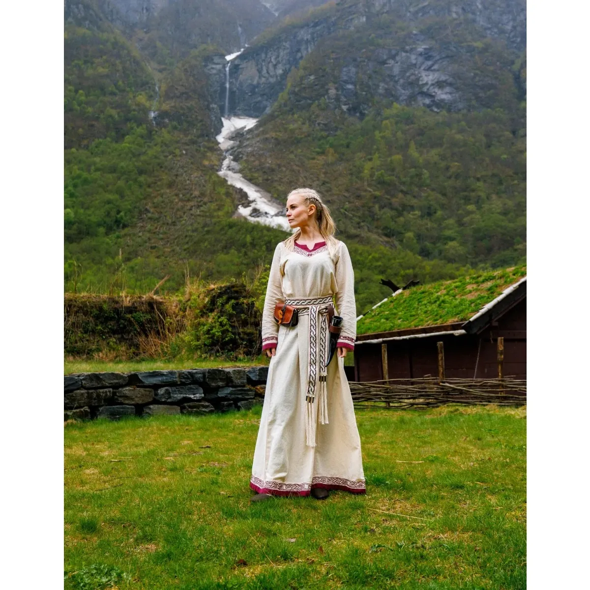 Vikinga con un vestido largo