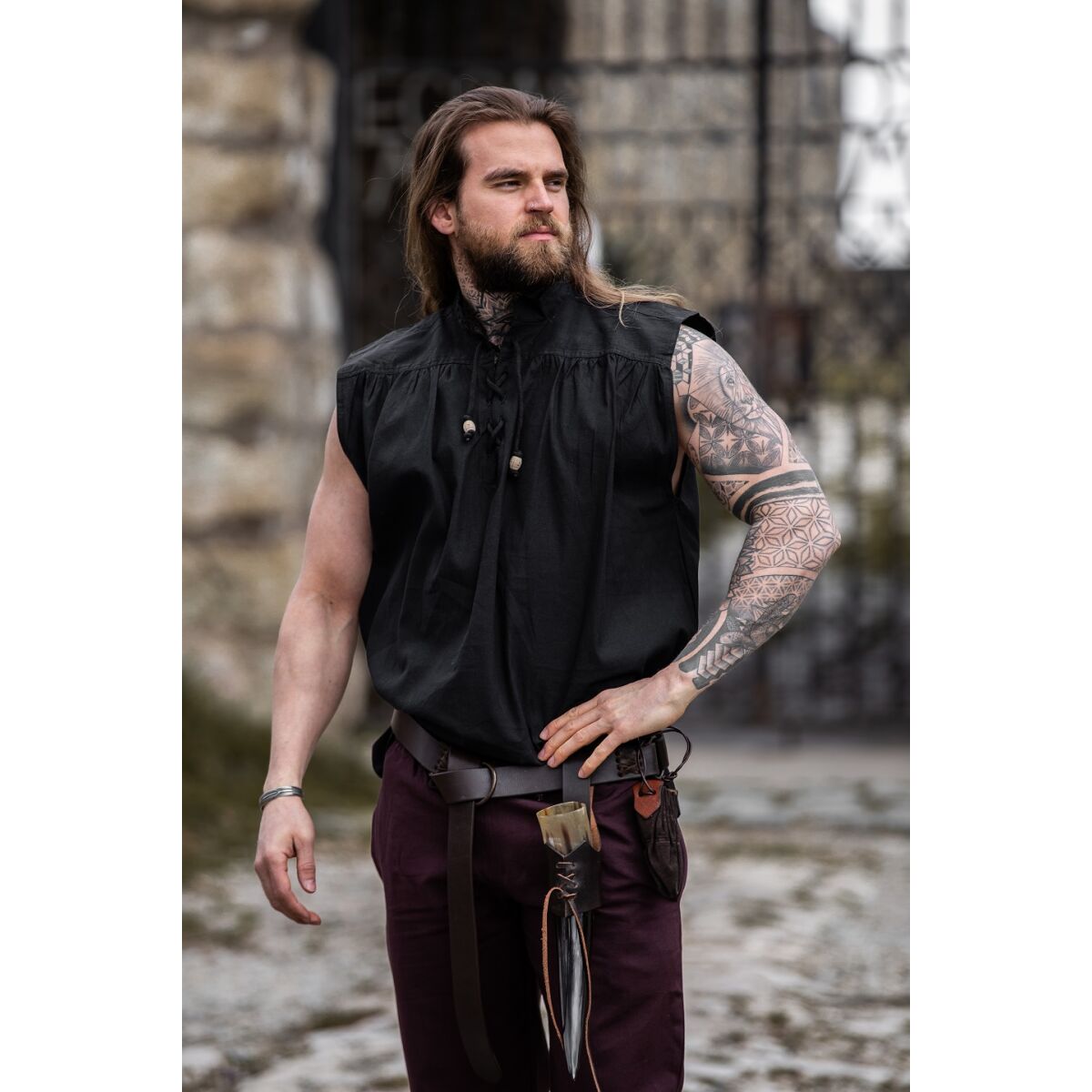 Camisa sin mangas con cuello alto y cordones "Louis" negra M