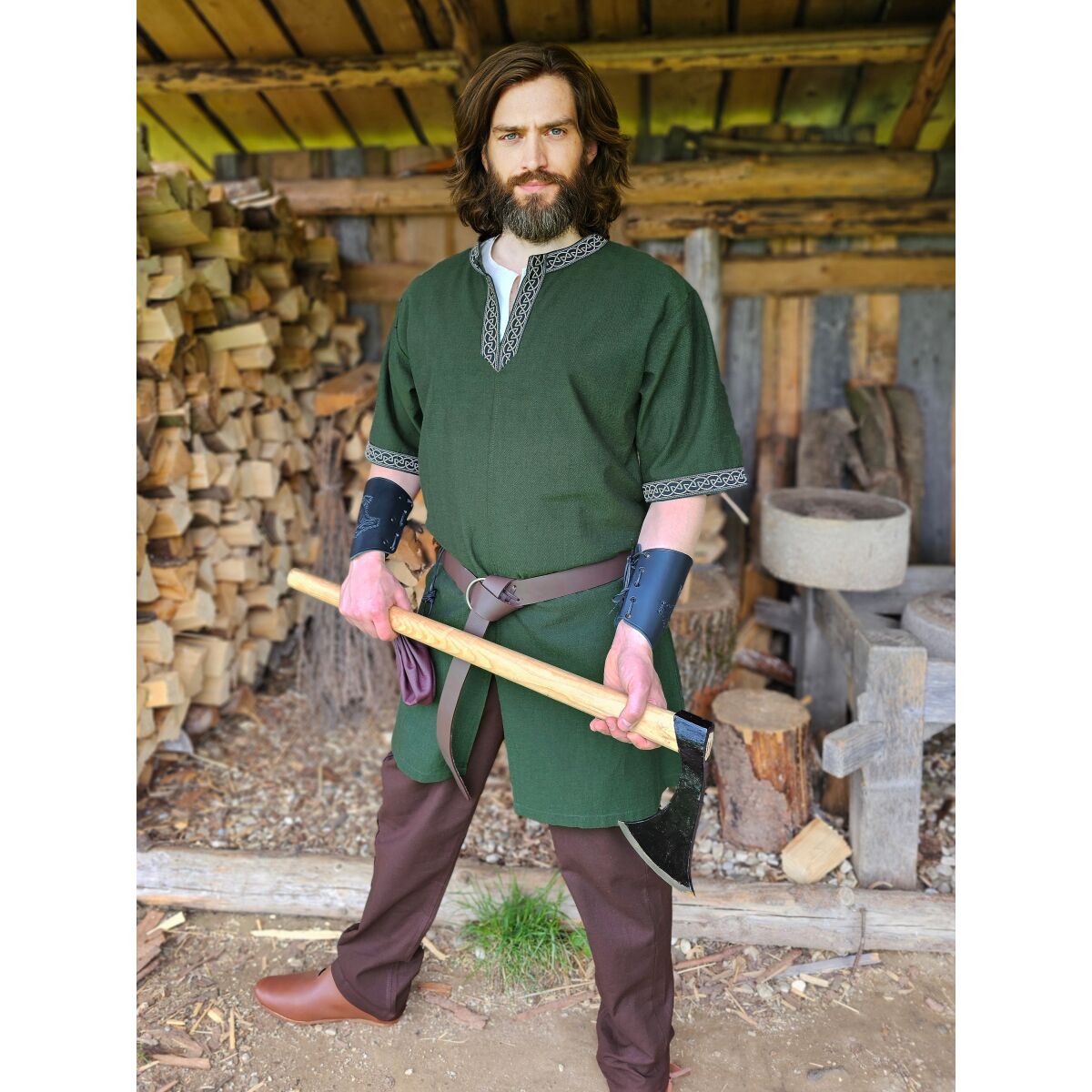 Túnica vikinga clásica verde "Arvid" con dibujo de nudos, manga corta L