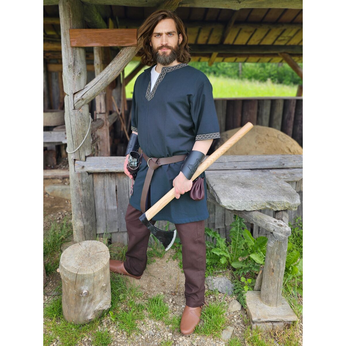 Túnica vikinga clásica azul "Arvid" con motivo de nudos, manga corta