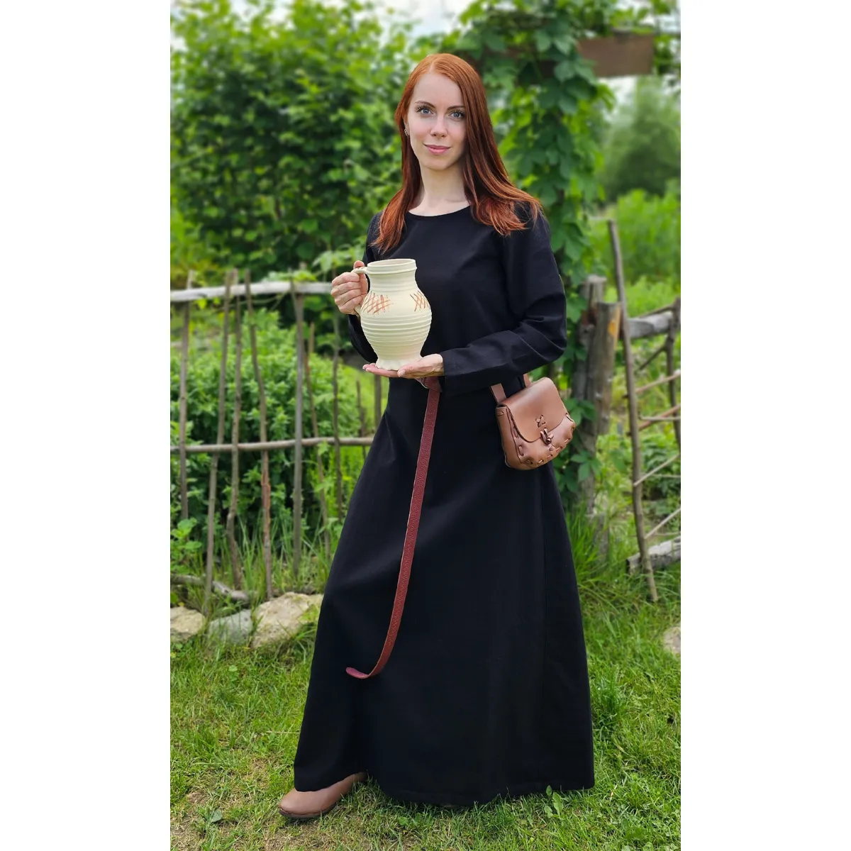 Mujer con vestido negro largo