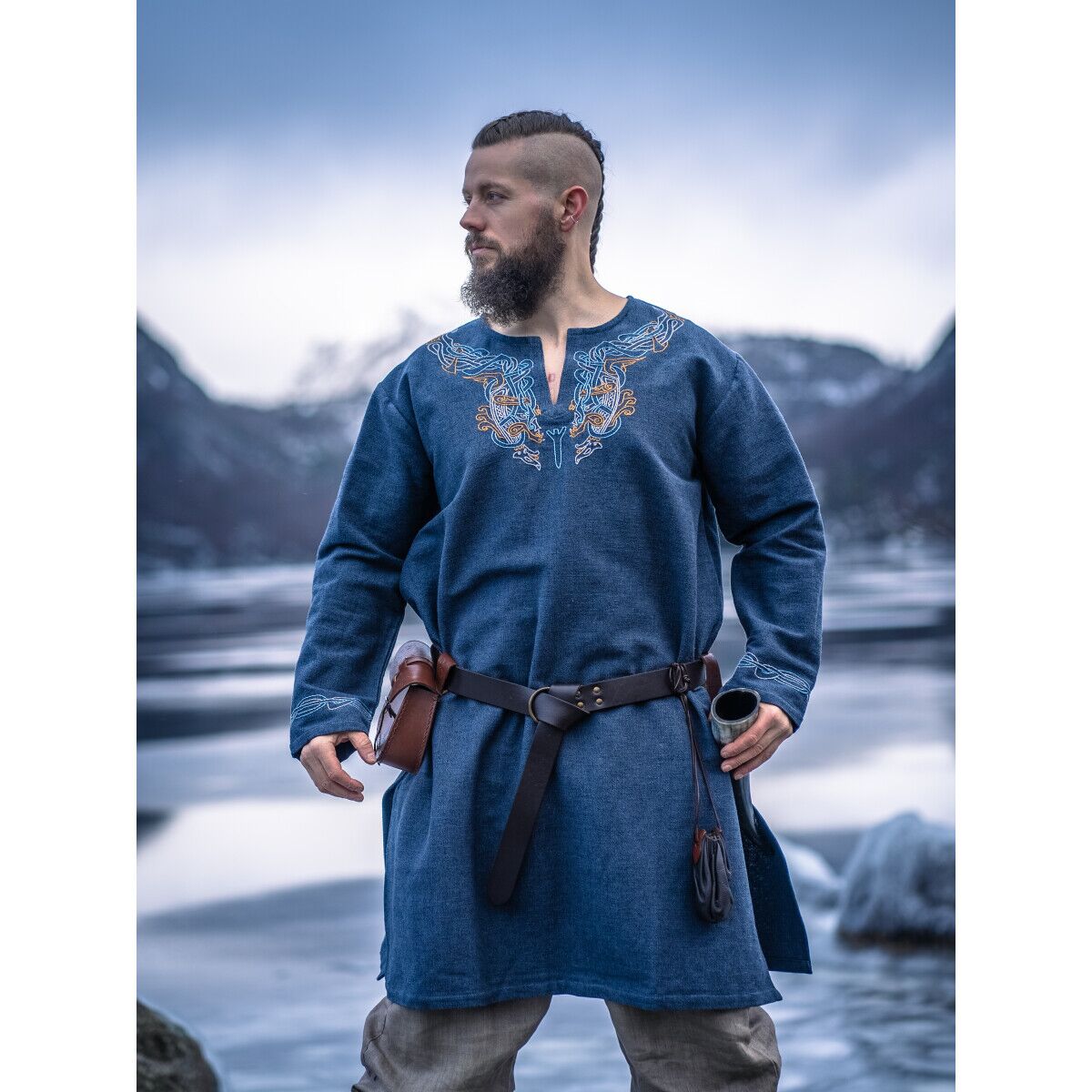 Túnica vikinga con bordado a mano estilo Urnes gris-azul "Snorri"