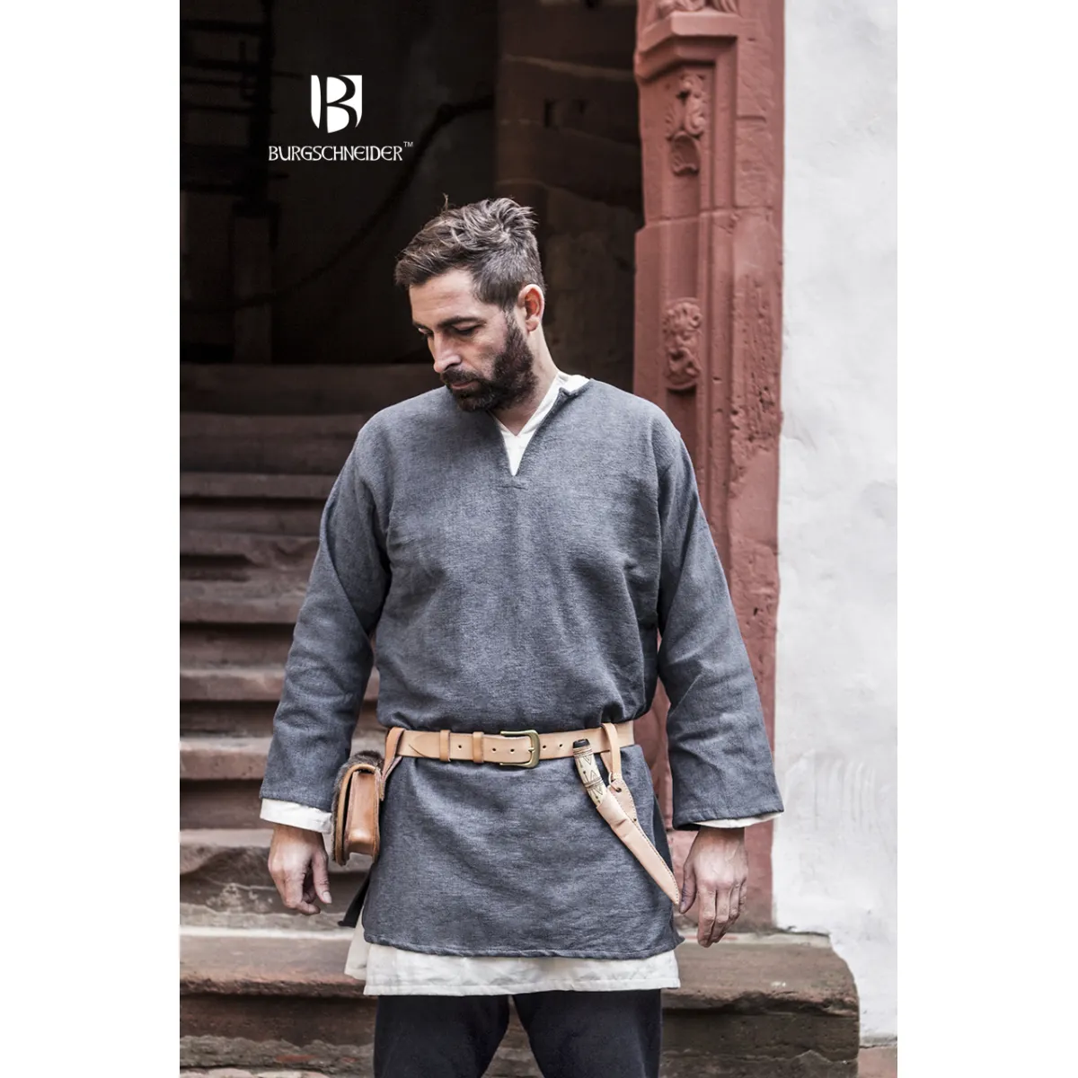 Hombre con túnica gris
