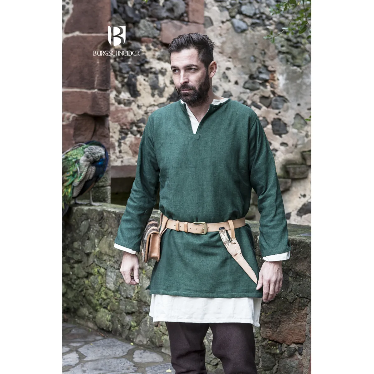 Hombre con túnica verde